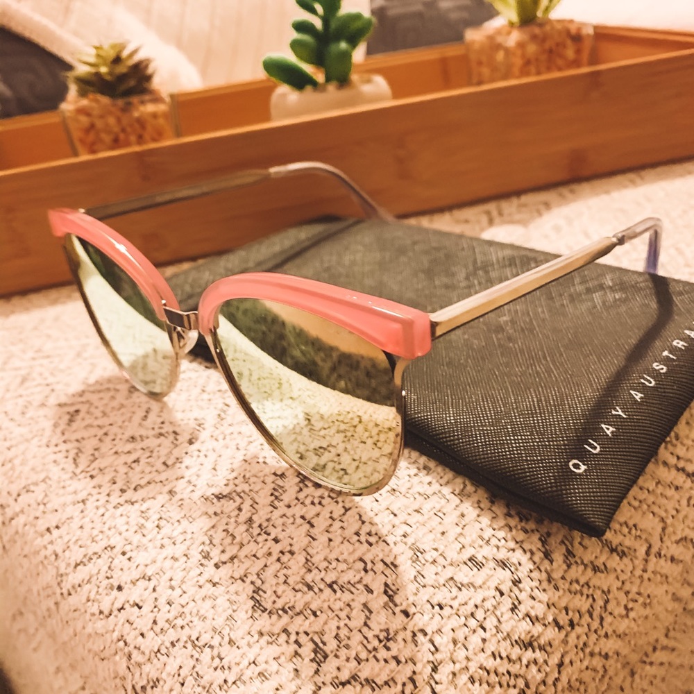 limited edition Quay sunnies 🤍 - Picture 2 of 3